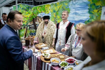 Władysław Ortyl Marszałek Wojewóztwa Podkarpackiego na stoisku wystawienniczym