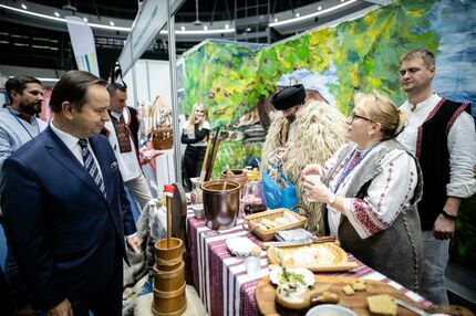 Władysław Ortyl Marszałek Wojewóztwa Podkarpackiego na stoisku wystawienniczym