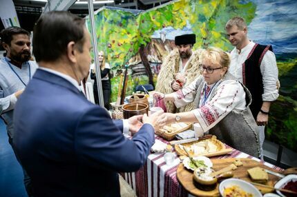 Władysław Ortyl Marszałek Wojewóztwa Podkarpackiego na stoisku wystawienniczym