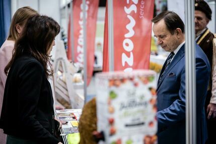 Władysław Ortyl Marszałek Wojewóztwa Podkarpackiego na stoisku wystawienniczym