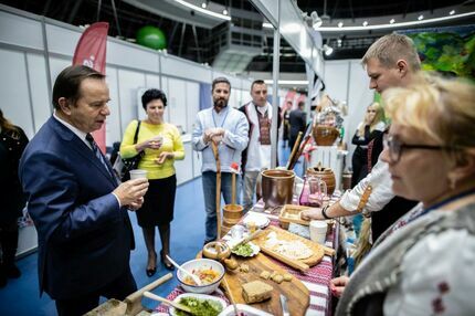 Władysław Ortyl Marszałek Wojewóztwa Podkarpackiego na stoisku wystawienniczym