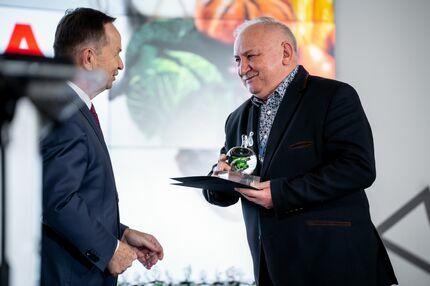 Marszałek Władysław Ortyl wręcza podziękowanie