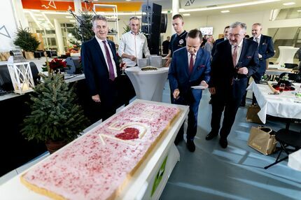 Marszałek Władysław Ortyl kroi pierwszy kawałek tortu z okazji XV lecia 