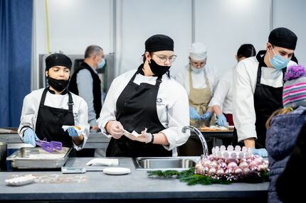 Uczniowie Zespołu Szkół Gospodarczych na wyspie kulinarnej przygotowują świąteczne smakołyki