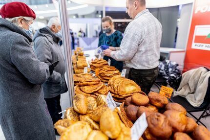 Sprzedaż produktów na jednym ze stoisk