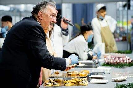 Dyrektor KOWR Jerzy Borcz podczas gotowania