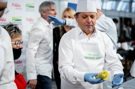 Wójt Gminy Trzebownisko - Lesław Kuźniar podczas gotowania