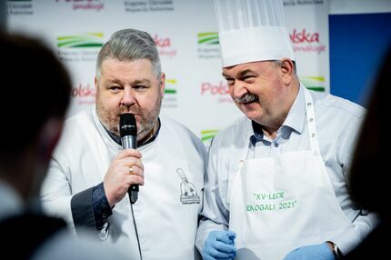 Wicemarszałek Piotr Pilch wraz z Dyrektorem Zespołu Szkół Gospodarczych w Rzeszowie podczas gotowania