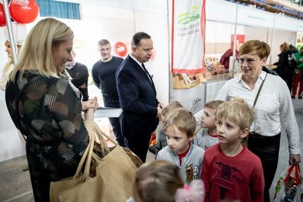 Dzieci uczestniczące w Targach zwiedzają stoiska