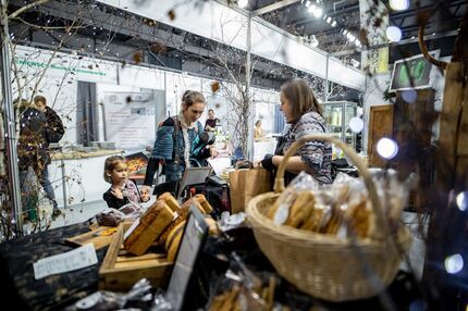 Zwiedzający na Targach smakują wspaniałe ekologiczne produkty