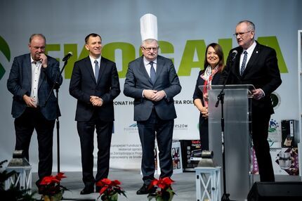 Poseł na Sejm Pan Fryderyk Kapinos przemawia na scenie