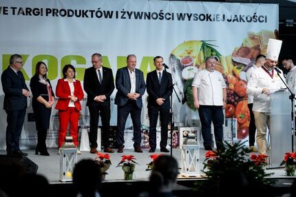 Posłowie, Wiceprezydent, laureaci oraz komisja konkursowa na scenie