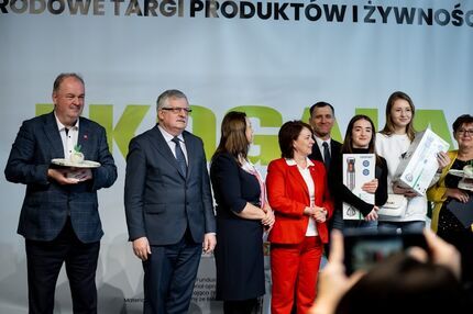 Posłowie, Wicemarszałek, Wiceprezydent, laureaci oraz komisja konkursowa na scenie