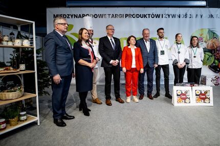 Wicemarszałek, Wiceprezydent  i Posłowie wręczają nagrody laureatom