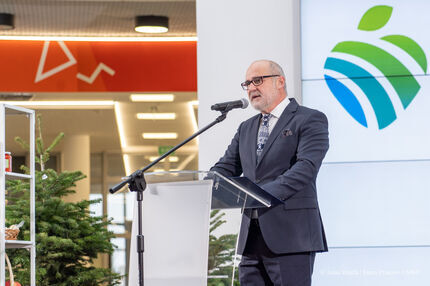 Mariusz Zieliński -konferansjer zapowiada na scenie