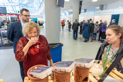 Wicemarszałek Ewa Draus odwiedza stoiska wystawców,