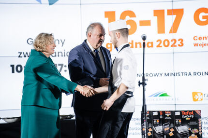 Wicemarszałek Ewa Draus oraz Wicemarszałek Piotr Pilch wręczają nagrody laureatom konkursu.