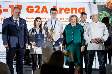 Wicemarszałek Ewa Draus oraz Wicemarszałek Piotr Pilch wręczają nagrody laureatom konkursu.