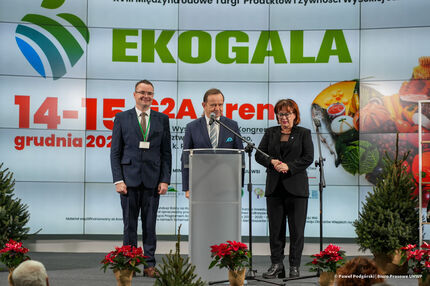 Marszałek Władysław Ortyl, Wiceprezydent Krystyna Stachowska, Prezes Związku Stowarzyszeń PIRE Marcin Fujarowicz na scenie