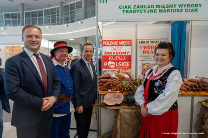 Władysław Ortyl Marszałek Województwa Podkarpackiego wraz z Wicemarszałkiem Karolem Ożogiem podczas zwiedzania stoisk
