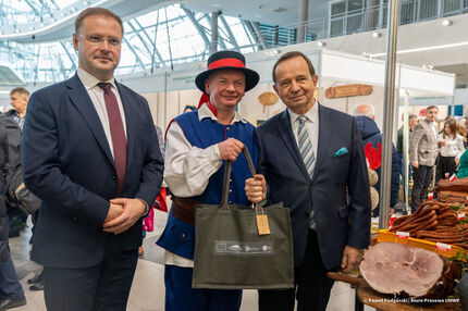Władysław Ortyl Marszałek Województwa Podkarpackiego wraz z Wicemarszałkiem Karolem Ożogiem podczas zwiedzania stoisk
