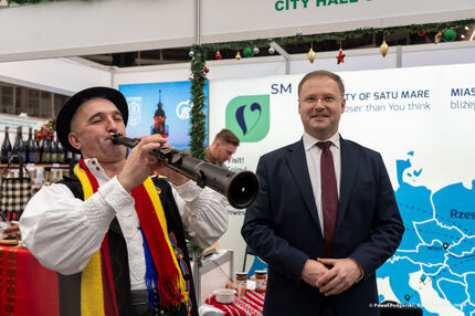 Wicemarszałek Karol Ożóg podczas wizyty na stoisku Miasta Partnerskiego Satu Mare