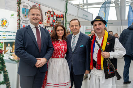 Marszałek Władysław Ortyl oraz Wicemarszałek Karol Ożóg  podczas wizyty na stoisku Miasta Partnerskiego Satu Mare