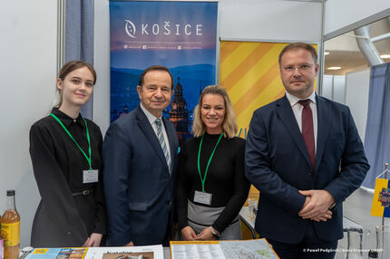 Marszałek Władysław Ortyl i Wicemarszałek Karol Ożóg na stoisku Miasta Partnerskiego Koszyce.