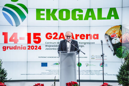 Konferansjer na scenie zaprasza na Targi