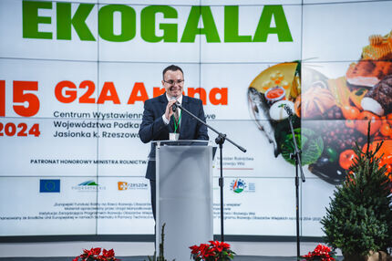 Prezes Podkarpackiej Izby Rolnictwa Ekologicznego  Marcin Fujarowicz przemawia na scenie