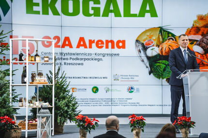 Dyrektor Jan Golba z Ministerstwa Rolnictwa i Rozwoju Wsi przemawia na scenie
