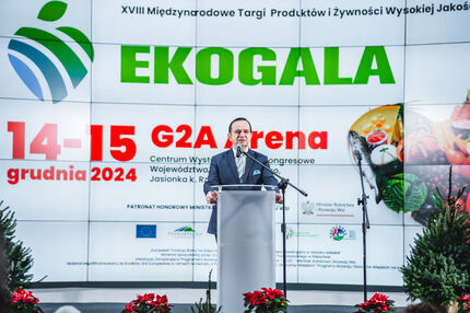 Marszałek Władysław Ortyl przemawia na scenie