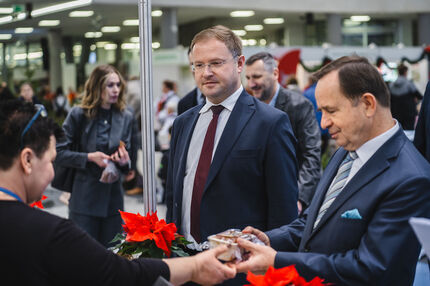 Marszałek Władysław Ortyl oraz Wicemarszałek Karol Ożóg  podczas zwiedzania stoisk wystawienniczych.