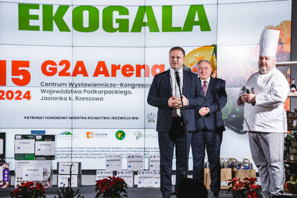 Wicemarszałek Karol Ożóg przemawia na scenie  przed rozdaniem nagród