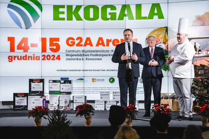Wicemarszałek Karol Ożóg przemawia na scenie  przed rozdaniem nagród