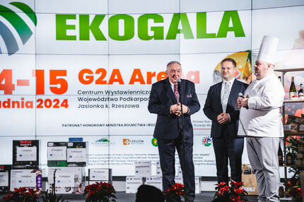 Przewodniczący Sejmiku Jerzy Borcz przemawia na scenie przed rozdaniem nagród