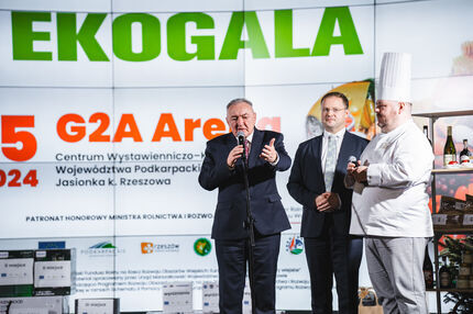 Przewodniczący Sejmiku Jerzy Borcz przemawia na scenie przed rozdaniem nagród