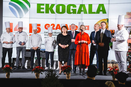Wiceprzewodnicząca Sejmiku Renata Knap przemawia na scenie przed rozdaniem nagród laureatom konkursu