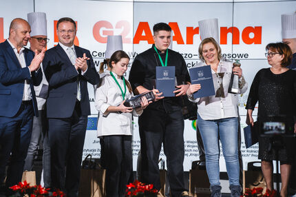Uczniowie wraz z Vipa-mi, Jury i nauczycielami na scenie
