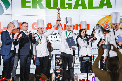 Uczniowie wraz z Vipa-mi, Jury i nauczycielami na scenie