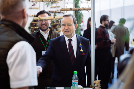  Marszałek Władysław Ortyl zwiedza stoiska