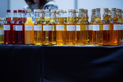 Stoisko wystawiennicze z syropami