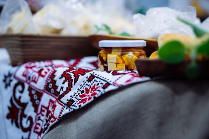 Stoisko wystawiennicze z serem w słoiku