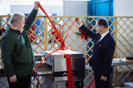 Przekazanie pieca przez Marszałka Województwa Władysława Ortyla Zespołowi Szkół Gospodarczych