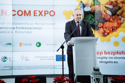 Senator w garniturze przemawia przy mównicy podczas odbywającego się w Centrum Wystawienniczo-Kongresowym Województwa Podkarpackiego w Jasionce k. Rzeszowa wydarzenia. W tle widoczny jest ekran z grafiką promującą wydarzenie, logotypami instytucji.
