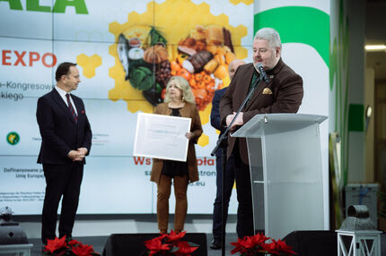 Dyrektor Marcin Purgacz przemawia na scenie dziękując Marszałkowi za przekazanie dotacji na piec.