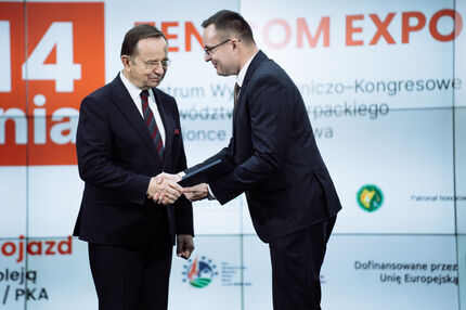 Na scenie Marszałek Władysław Ortyl i Prezes  PIRE Marcin Fujarowicz 