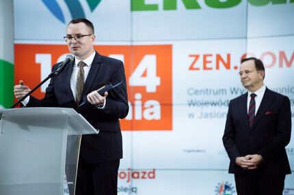 Prezes Marcin Fujarowicz przemawia na scenie