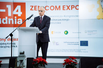 Krzysztof Bałon z Wojewódzkiego Związku Pszczelarzy przemawia na scenie