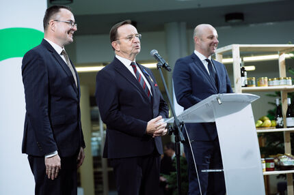 Marszałek Władysław Ortyl, Prezydent Konrad Fijołek i Prezes PIRE Marcin Fujarowicz na scenie